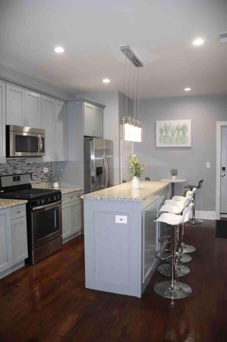 Upscale Apartment Westside Of Chicago Exteriör bild